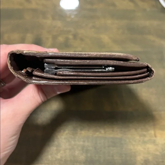 ✨ REHAB OPPORTUNITY!✨ Gucci Beige and Brown Monogram Wallet - Picture 14 of 17